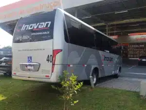 Parte traseira do micro onibus