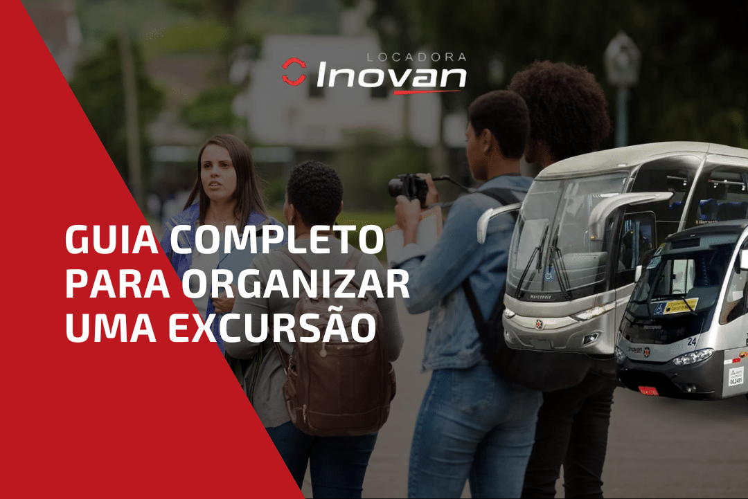 Grupo turístico embarcando em micro-ônibus da Inovan Turismo para excursão organizada.